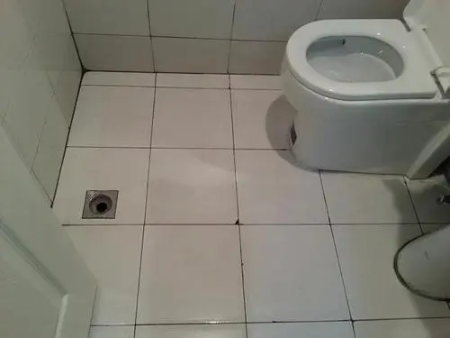 楼上卫生间漏水  物业该不该管？该谁管？